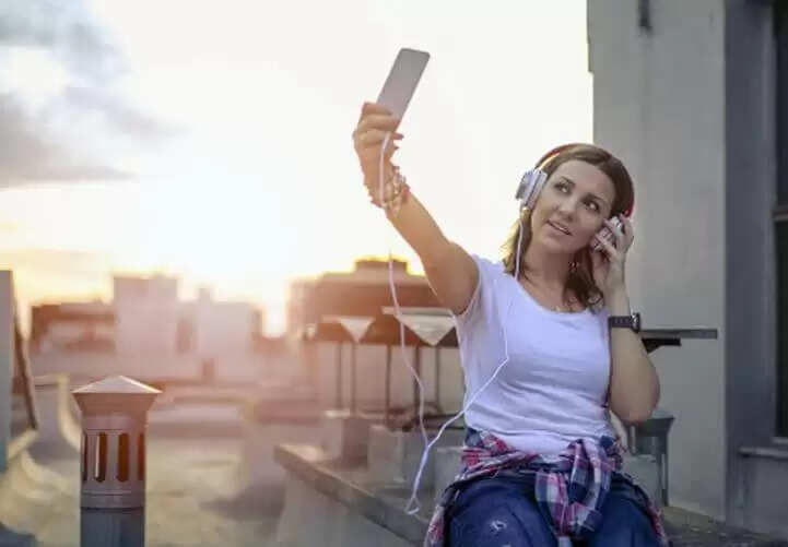Tik Tok Star Suicide : सेल्फी के चक्कर में 160 फीट नीचे गिरी टिकटॉक स्टार, जानिये कौन ?