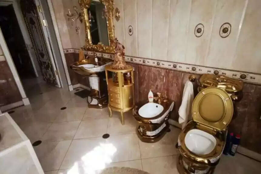 Traffic Policeman Gold Bathroom : ट्रैफिक अधिकारी के घर पुलिस ने मारा छापा, सोने की टॉयलेट पर कर रहा था बाथरूम