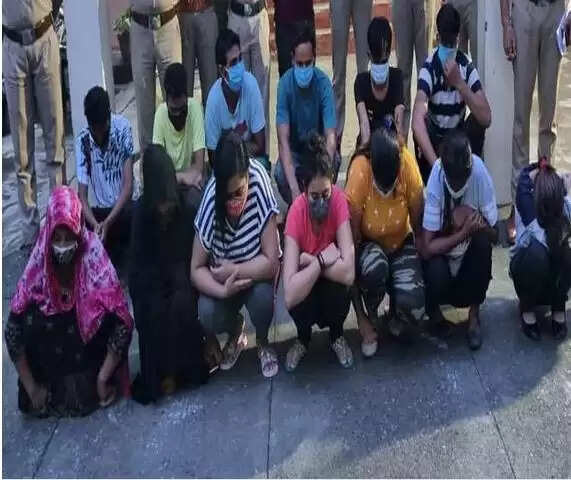 Dehradun News : वेबसाइट से लड़कियों की बुकिंग, फोटो भेज तय होते थे रेट, सात युवतियों समेत 13 गिरफ्तार