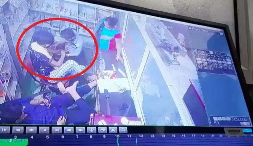 Hapur Today News : दर्द का इंजेक्शन लगते ही युवक की हुई मौत, सीसीटीवी में कैद हुई पूरी वीडियो
