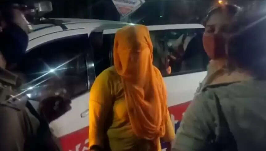 Karnal Spa Center Breaking : रिहायशी इलाके में रात को स्पा में शटर बंद के पीछे होता था गंदा काम, एक लड़की के साथ चार लड़के गिरफ्तार