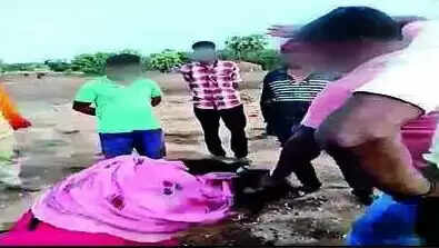 Gujarat News : दो नाबालिग लड़कियों को फोन पर किसी से बात करना पड़ा महंगा, 15 लोगों ने मिलकर उठाया ये खौफनाक कदम