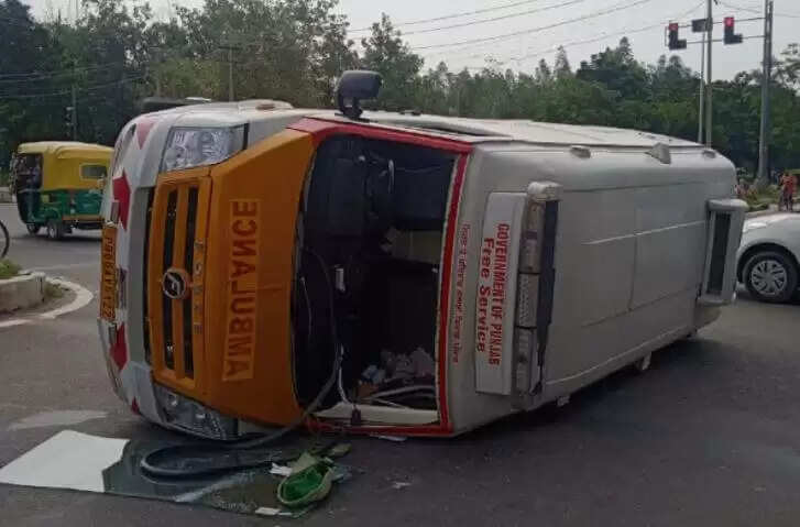 Chandigarh Road Accident : एंबुलेस की हुई कार के साथ टक्कर, बड़ा हादसा टला