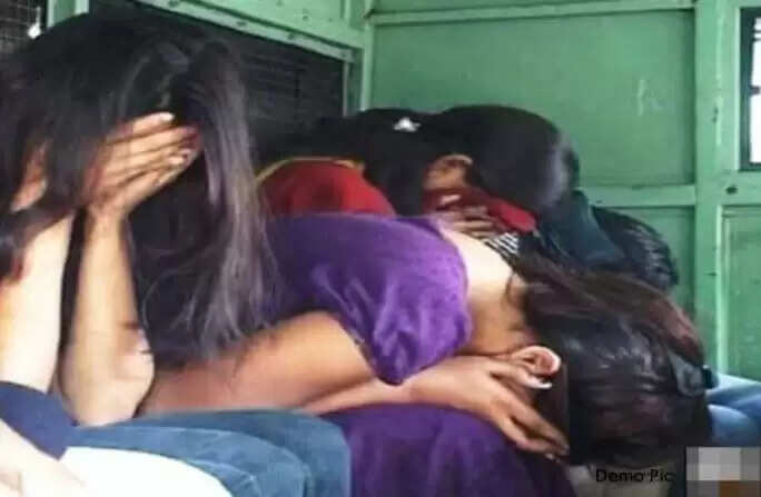 Safido Guest House News : पुलिस ने गेस्ट हाउस में मारा छापा, पांच लड़कियों आपत्तिजनक हालत में मिले लड़के