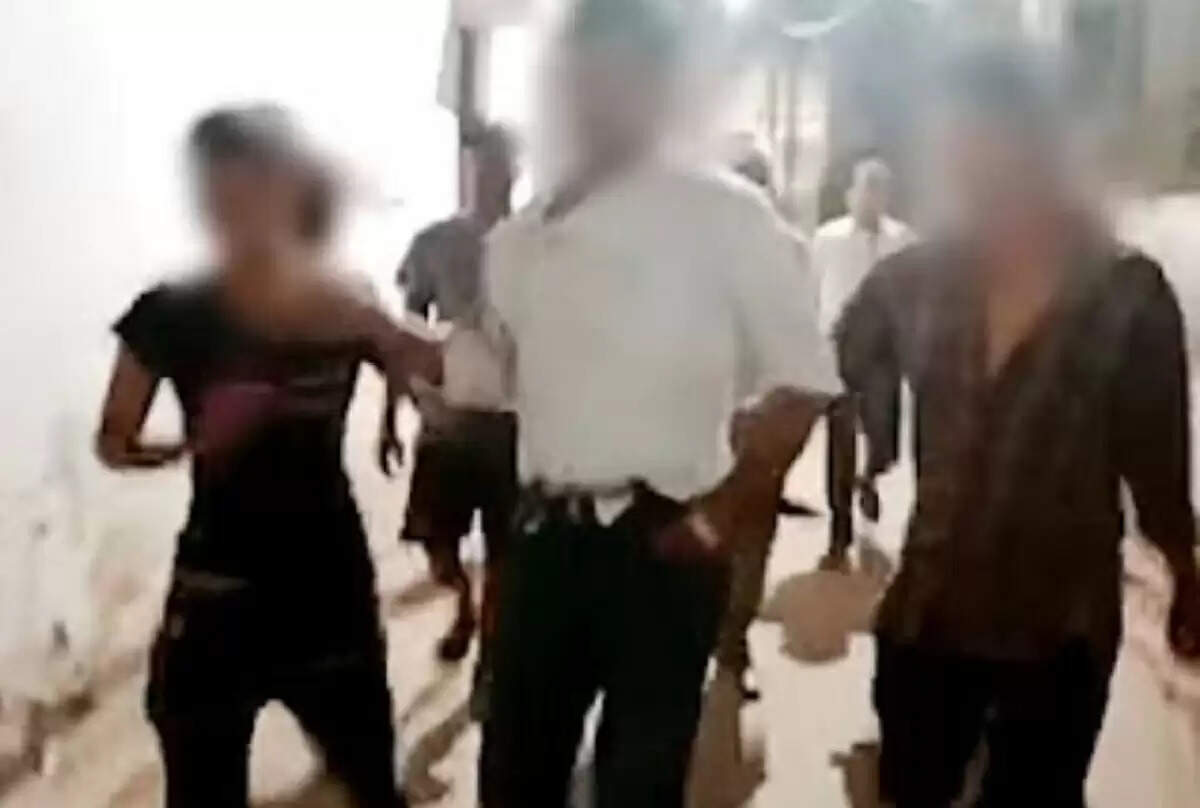 agra police beaten video