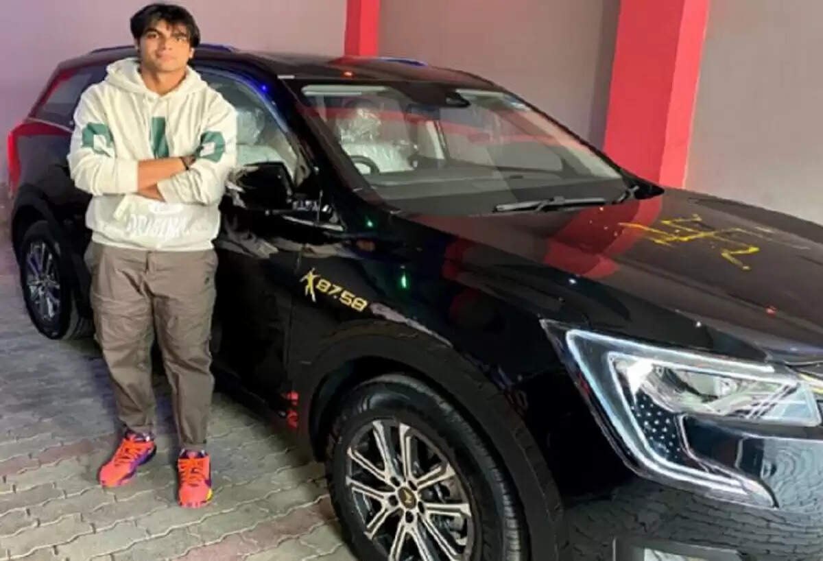 neeraj chopra with mahindra xuv 700